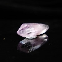 圖示-紫水晶柱狀單晶小晶體(Amethyst)