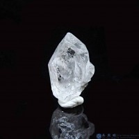 圖示-黑銀鈦晶體(Brookite in Quartz)