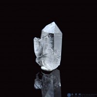 圖示-黑銀鈦晶體(Brookite in Quartz)