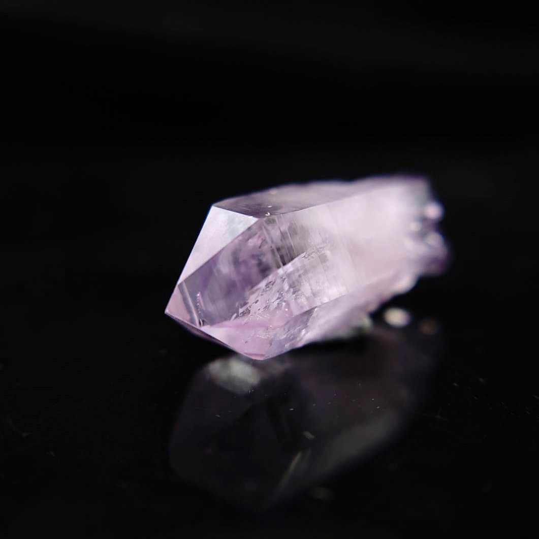 圖示-紫水晶柱狀單晶小晶體(Amethyst)