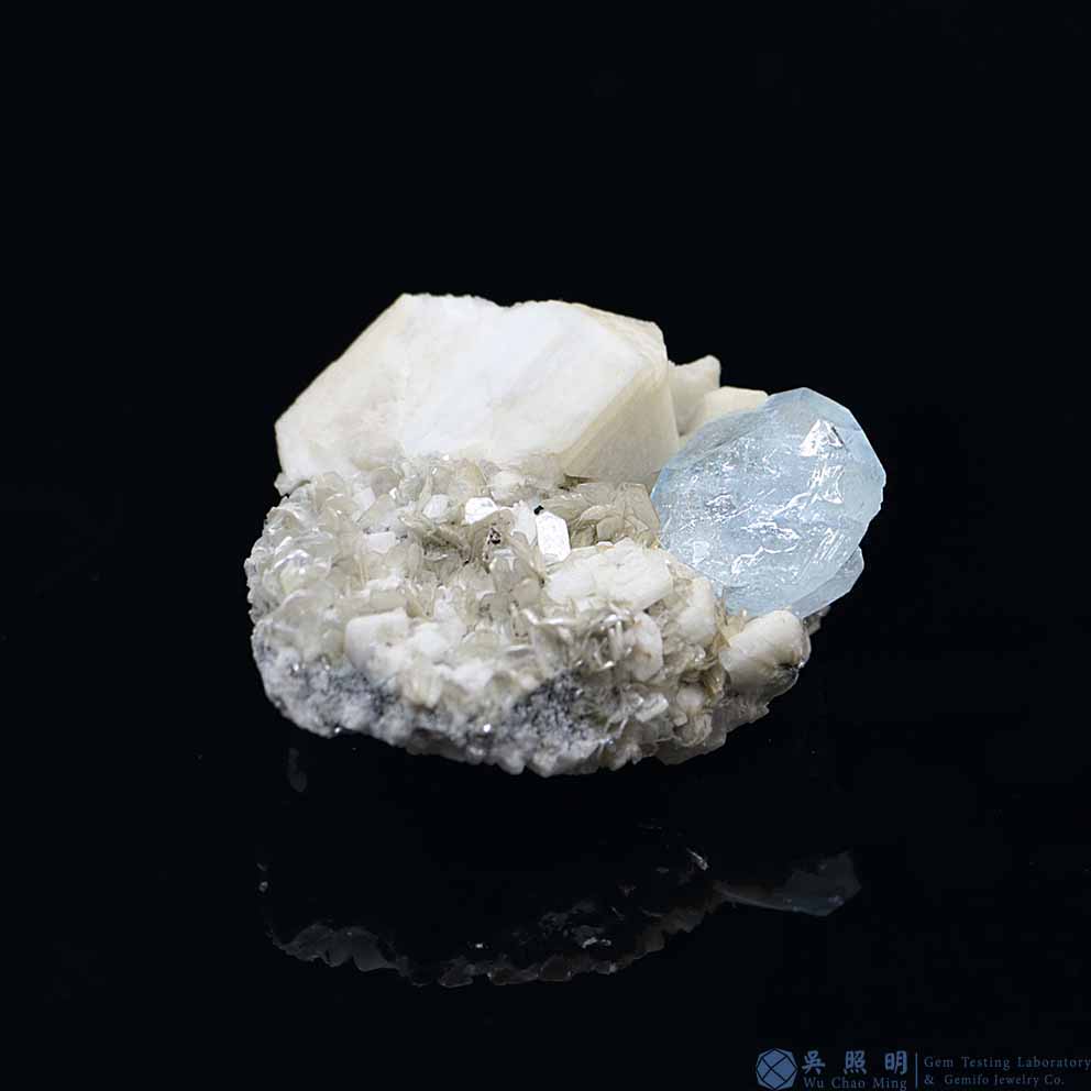 圖示-雪寶頂海藍寶晶體(Aquamarine)