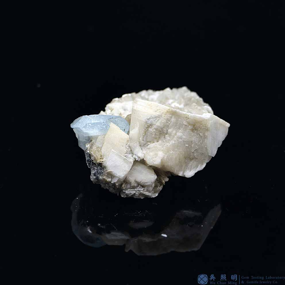 圖示-雪寶頂海藍寶晶體(Aquamarine)