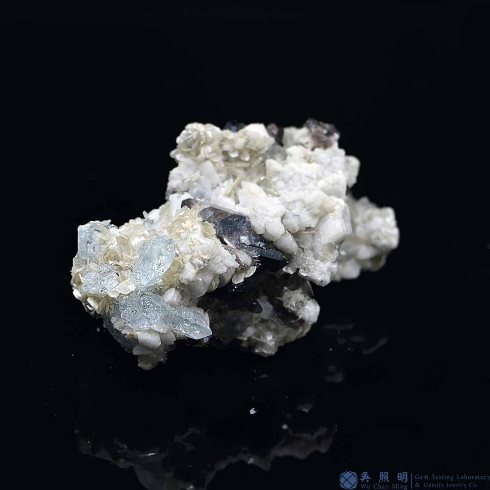 圖示-雪寶頂海藍寶晶體(Aquamarine)