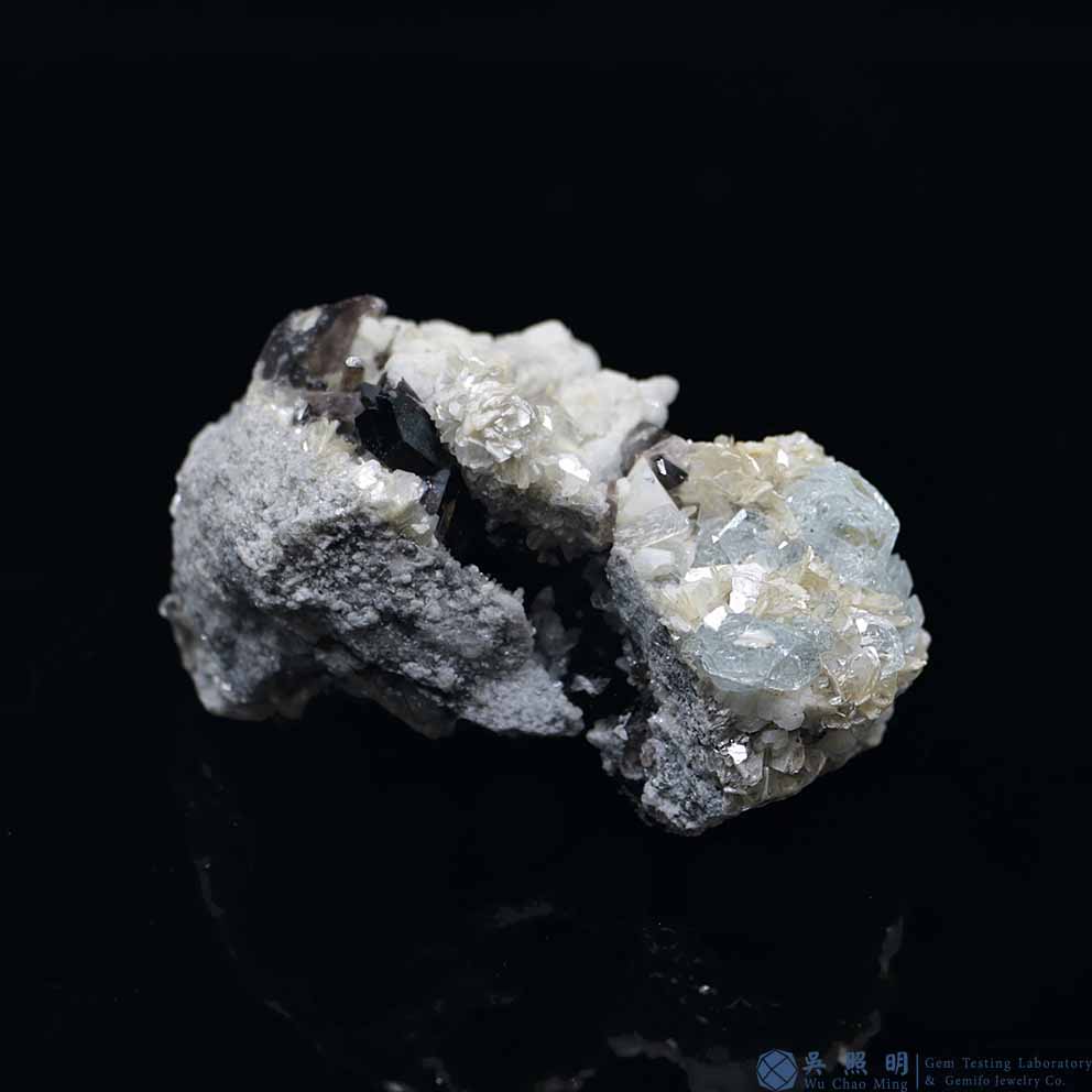 圖示-雪寶頂海藍寶晶體(Aquamarine)