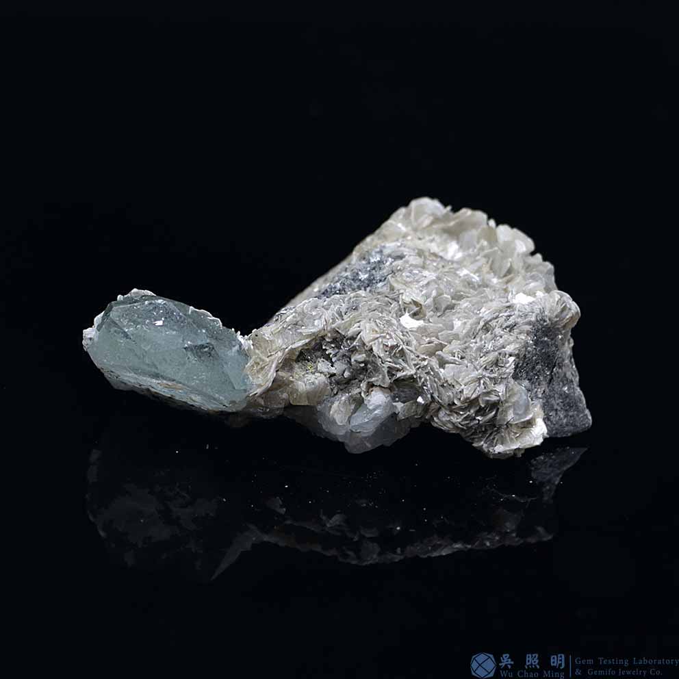 圖示-雪寶頂海藍寶晶體(Aquamarine)