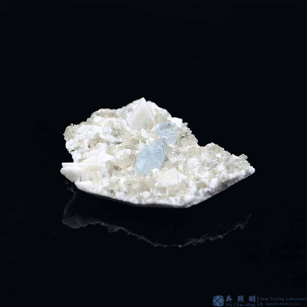 圖示-雪寶頂海藍寶晶體(Aquamarine)