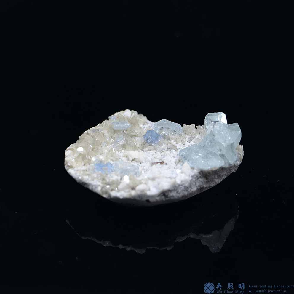 圖示-雪寶頂海藍寶晶體(Aquamarine)
