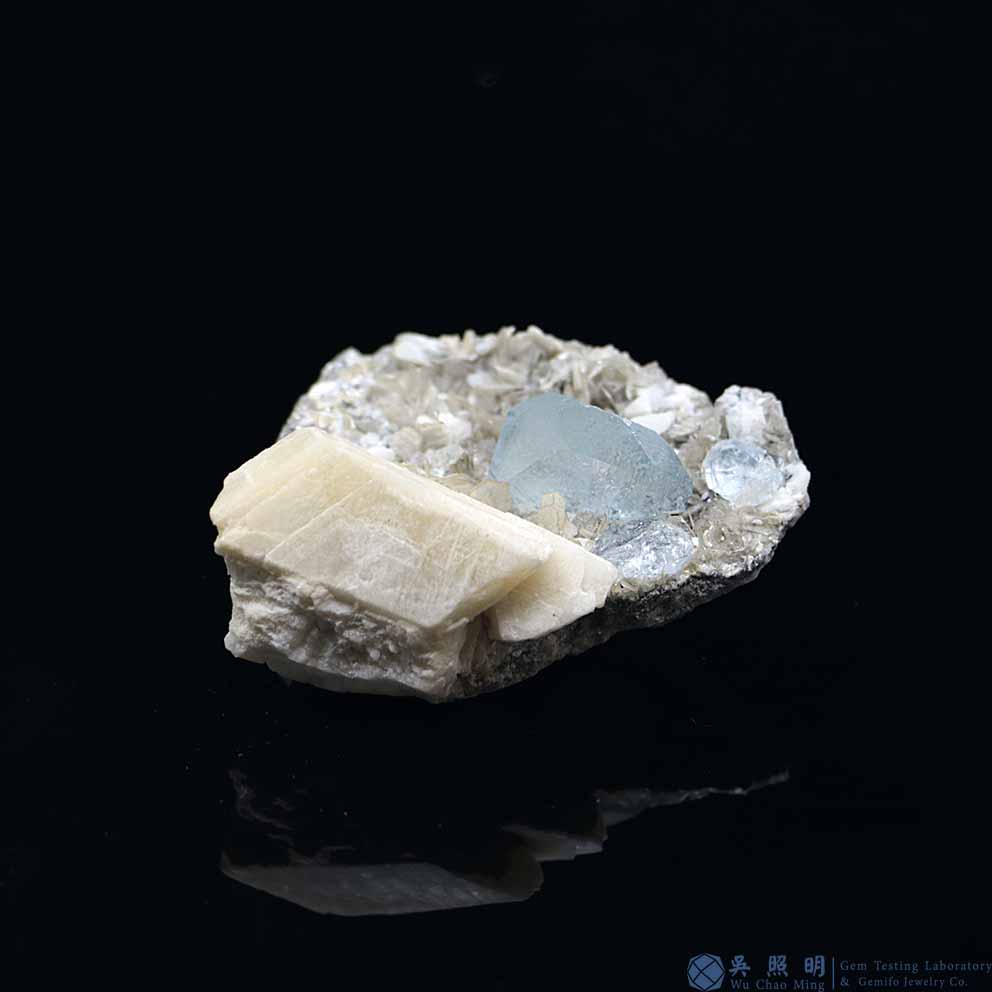 圖示-雪寶頂海藍寶晶體(Aquamarine)