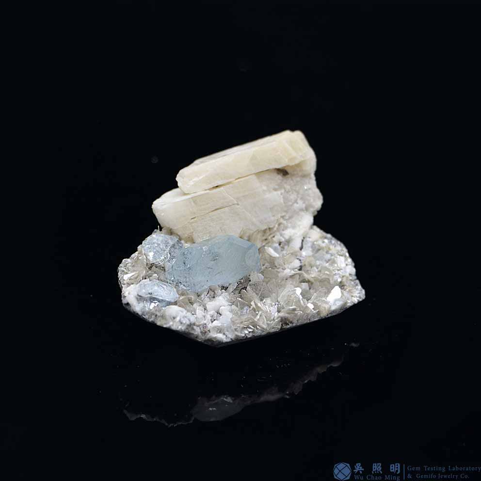 圖示-雪寶頂海藍寶晶體(Aquamarine)