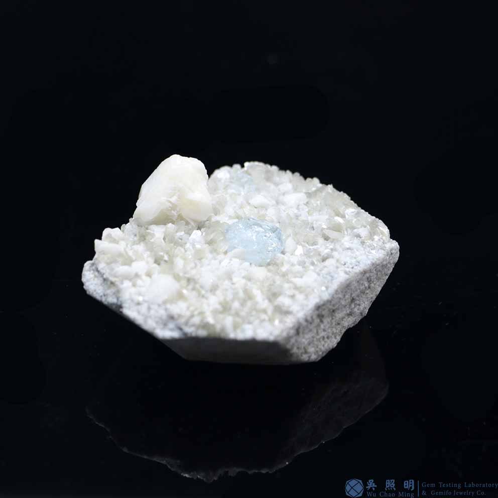 圖示-雪寶頂海藍寶晶體(Aquamarine)