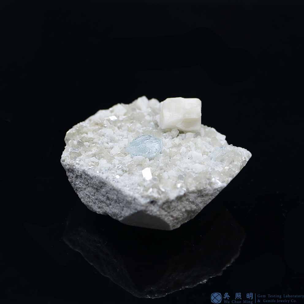 圖示-雪寶頂海藍寶晶體(Aquamarine)