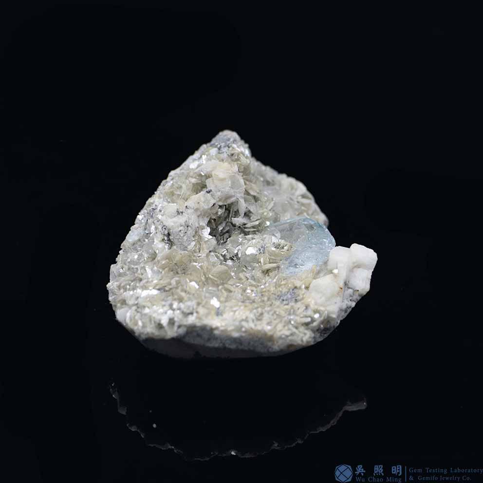 圖示-雪寶頂海藍寶晶體(Aquamarine)