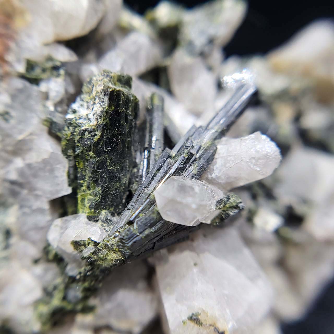 圖示-綠簾石(Epidote)