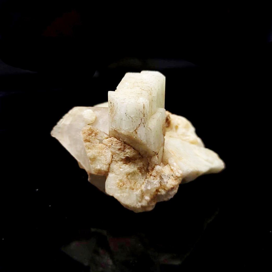 圖示-正長石晶體(Orthoclase)