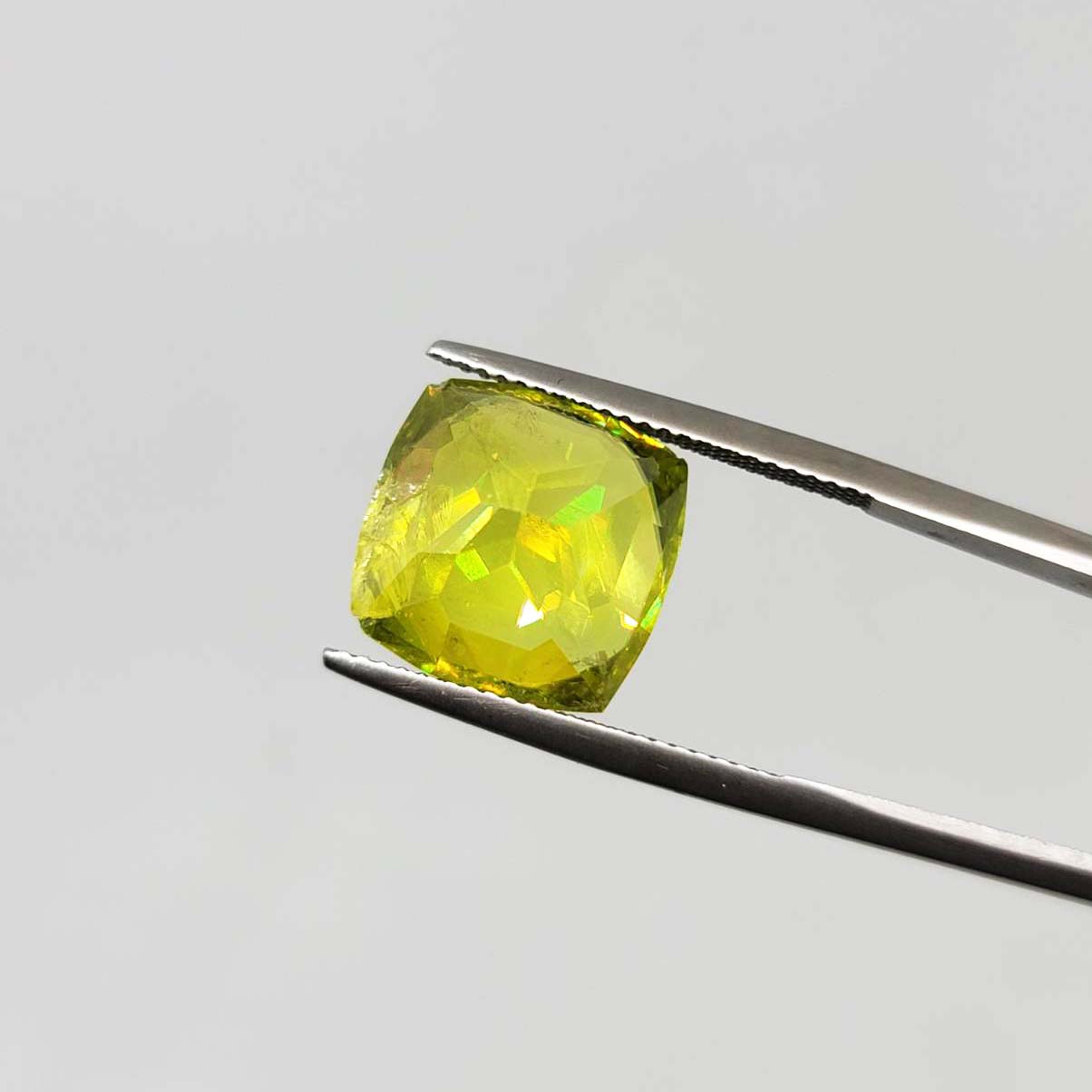 榍石裸石(Sphene)